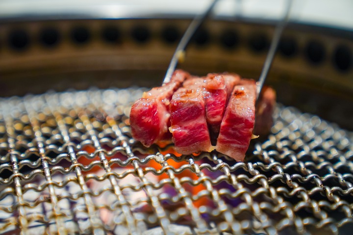 點我看大圖 【台中西屯│美食】燒肉風間 Kazama | 老虎城店。洞穴風燒肉空間,和牛套餐大口吃燒肉,附餐選擇多又美味