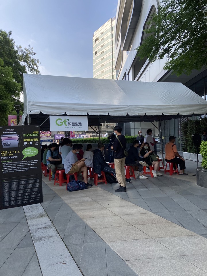 今早去排了遠傳i14開賣活動
