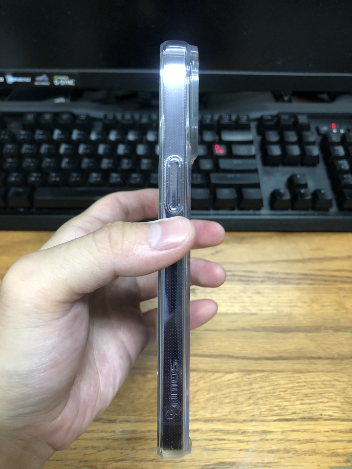 iPhone14 Pro Max求鏡頭貼貼完後，手機可平放在桌面，且桌面不會撸到鏡頭的外殼推薦