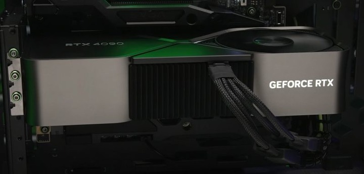 顯示卡越做越厚，有考慮過主機板上其他PCI-E插槽空間嗎?