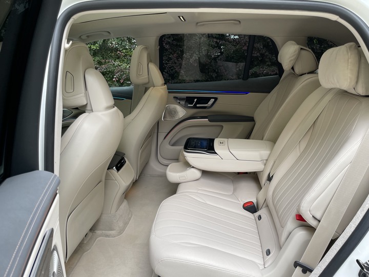 EQS450X4 SUV 測試