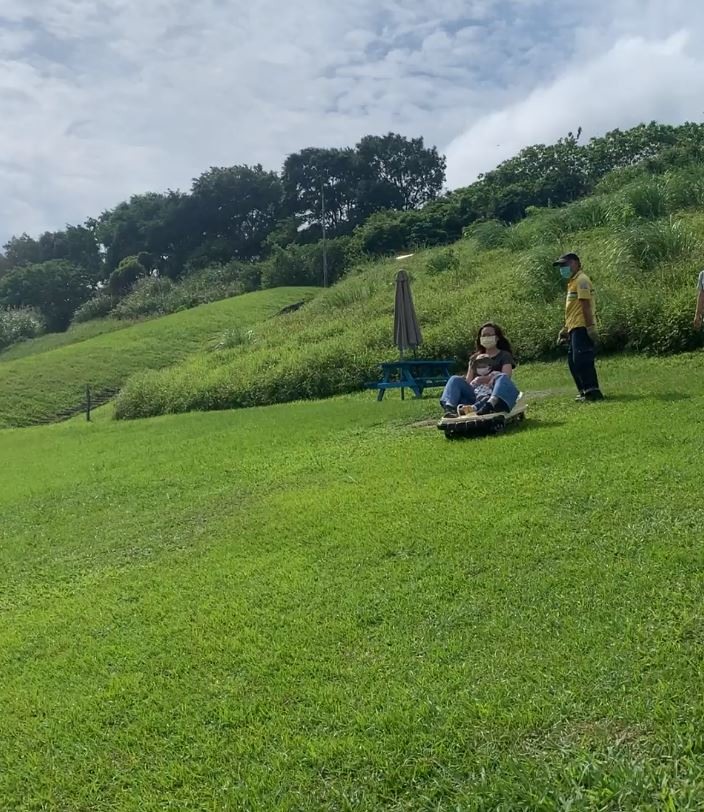 疫情外出好選擇，台北市假日免費遛小孩私藏景點-福德坑滑草場