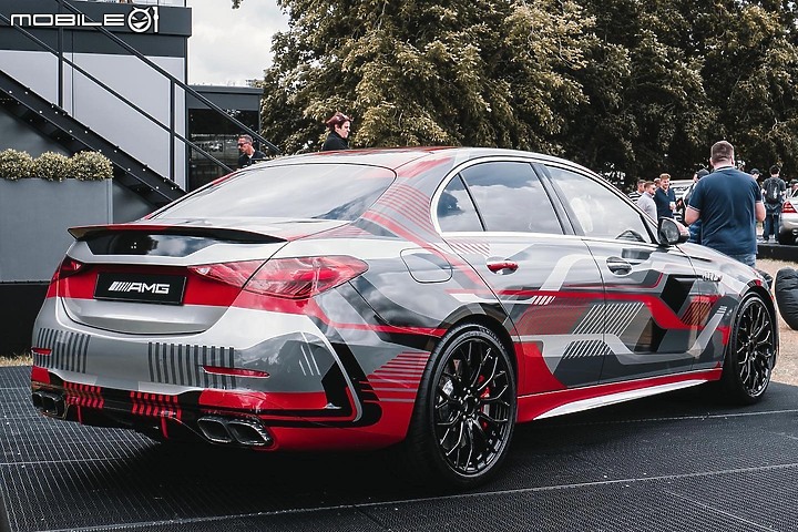 【海外新訊】捨棄V8引擎注入電力系統,Mercedes-AMG預告新一代C 63明日登場!