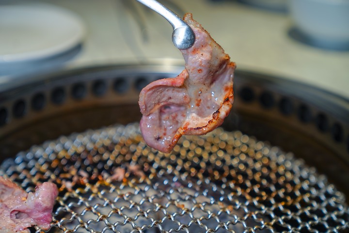 點我看大圖 【台中西屯│美食】燒肉風間 Kazama | 老虎城店。洞穴風燒肉空間,和牛套餐大口吃燒肉,附餐選擇多又美味