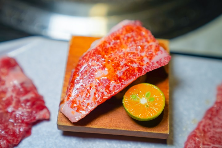 點我看大圖 【台中西屯│美食】燒肉風間 Kazama | 老虎城店。洞穴風燒肉空間,和牛套餐大口吃燒肉,附餐選擇多又美味