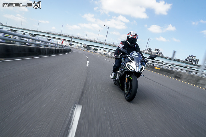 CFMOTO 300SR 試駕|操控中規中矩 配備相對超值