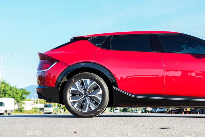 點我看大圖 KIA EV6 Air 增程版(CV)一日車主開箱心得評價:台北台東來回免超充,有i-pedal、沒i-pedal可用里程差很多!