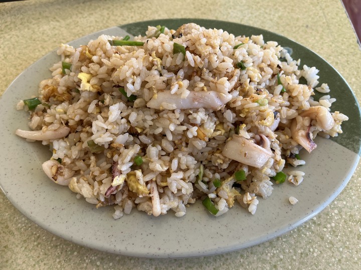 [食記] 秀鳳姐的店，台灣澎湖西嶼，新鮮Q彈河豚皮配上香氣十足小管炒飯