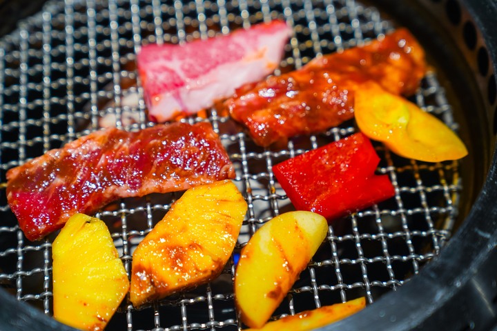 點我看大圖 【台中西屯│美食】燒肉風間 Kazama | 老虎城店。洞穴風燒肉空間,和牛套餐大口吃燒肉,附餐選擇多又美味
