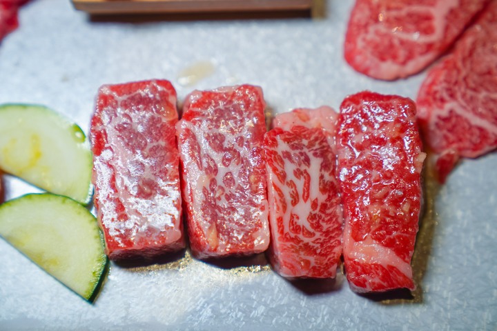 點我看大圖 【台中西屯│美食】燒肉風間 Kazama | 老虎城店。洞穴風燒肉空間,和牛套餐大口吃燒肉,附餐選擇多又美味