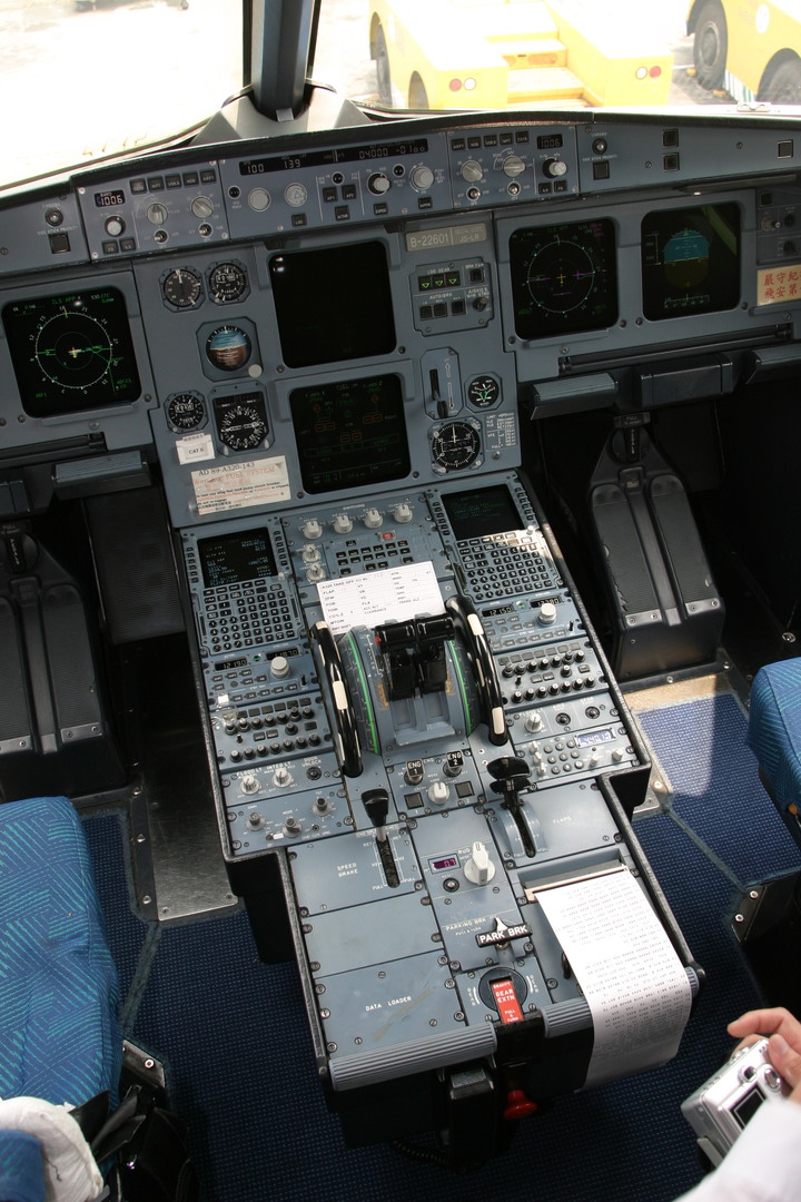 台灣少見的雙面不同色彩繪機 B-22601