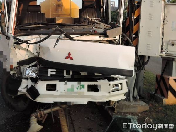 沙鹿向上路運水車剎不住追撞4車撞毀500萬元測速器恐慘賠
