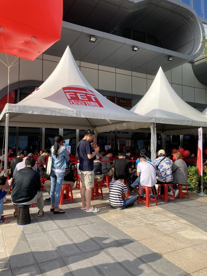 今早去排了遠傳i14開賣活動