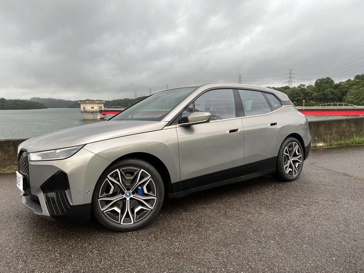 點我看大圖 MY22 iX50 Oxide Grey 開箱