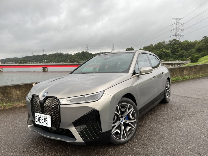 點我看大圖 MY22 iX50 Oxide Grey 開箱