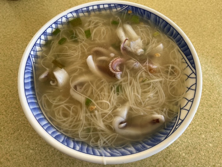 [食記] 秀鳳姐的店，台灣澎湖西嶼，新鮮Q彈河豚皮配上香氣十足小管炒飯