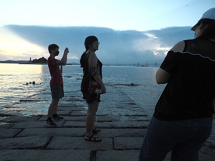 建功嶼與金門大橋 — 錯過金門版摩西分海,但見到夕照雙色天 — 盛夏金門四日行 金城篇 第4部