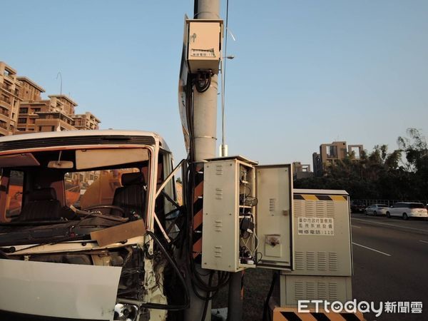沙鹿向上路運水車剎不住追撞4車撞毀500萬元測速器恐慘賠
