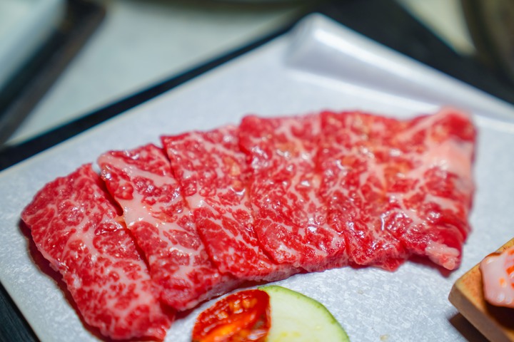 點我看大圖 【台中西屯│美食】燒肉風間 Kazama | 老虎城店。洞穴風燒肉空間,和牛套餐大口吃燒肉,附餐選擇多又美味