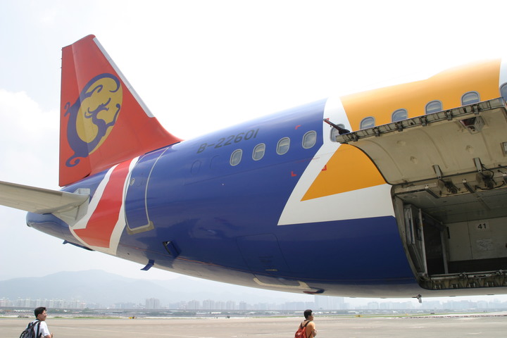 台灣少見的雙面不同色彩繪機 B-22601