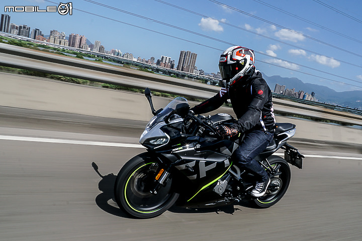 CFMOTO 300SR 試駕|操控中規中矩 配備相對超值