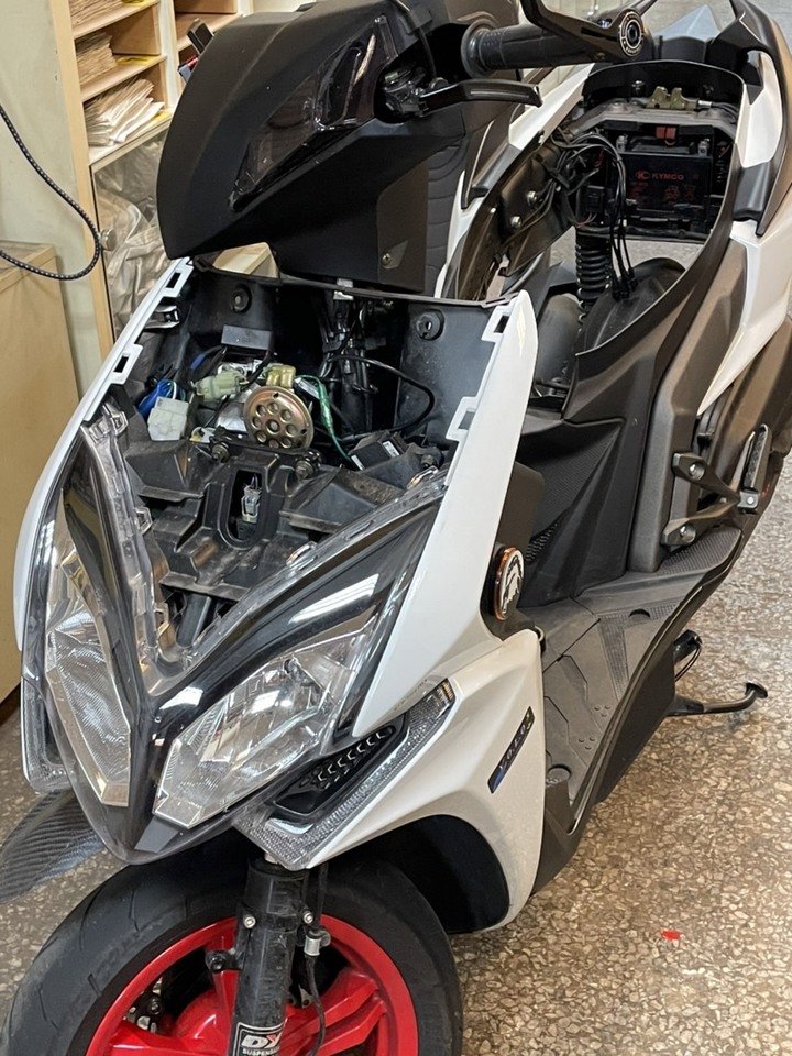 終於替我的愛車雷霆裝了個外掛霧燈