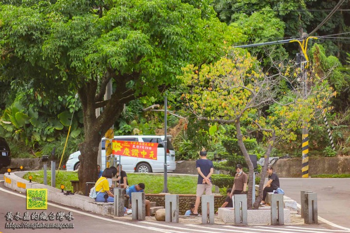 點我看大圖 【遊記】奇景!大馬路中間竟然有戲水池!