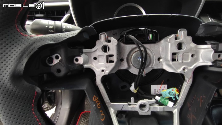 點我看大圖 TOYOTA 12代ALTIS手縫方向盤 DIY經驗分享