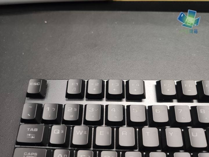 【小宅開箱】不一樣的矮軸！輕巧快速的COUGAR 光學機械軸電競鍵盤開箱體驗