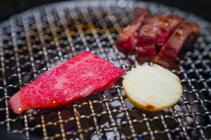 點我看大圖 【台中西屯│美食】燒肉風間 Kazama | 老虎城店。洞穴風燒肉空間,和牛套餐大口吃燒肉,附餐選擇多又美味