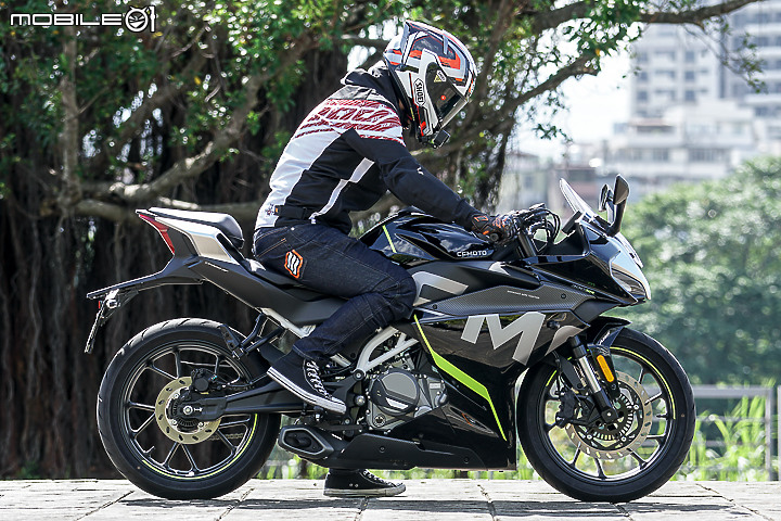 CFMOTO 300SR 試駕|操控中規中矩 配備相對超值