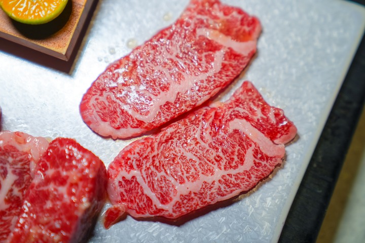 點我看大圖 【台中西屯│美食】燒肉風間 Kazama | 老虎城店。洞穴風燒肉空間,和牛套餐大口吃燒肉,附餐選擇多又美味