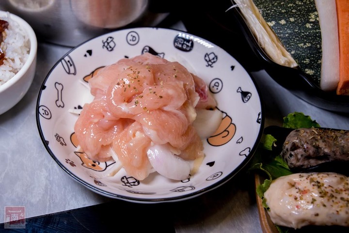 【臺南美食】12款湯頭讓你選，菜盤換肉盤不加價，讓喜歡吃肉的朋友一次吃個夠，也是毛小孩友善餐廳，而且店內有五月天收藏品分享看，超大造型玩偶免費拍~養鍋台南文化店