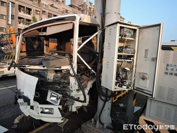 沙鹿向上路運水車剎不住追撞4車撞毀500萬元測速器恐慘賠