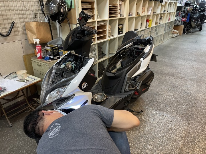 終於替我的愛車雷霆裝了個外掛霧燈