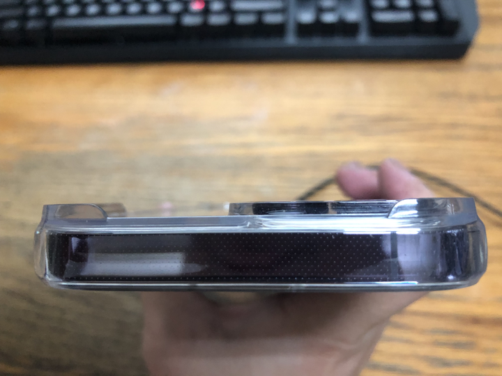 iPhone14 Pro Max求鏡頭貼貼完後，手機可平放在桌面，且桌面不會撸到鏡頭的外殼推薦
