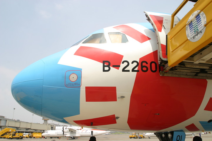 台灣少見的雙面不同色彩繪機 B-22601