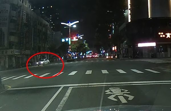 超狂駕駛！闖紅燈「還U型倒車」停家門口民眾驚呼：太扯了