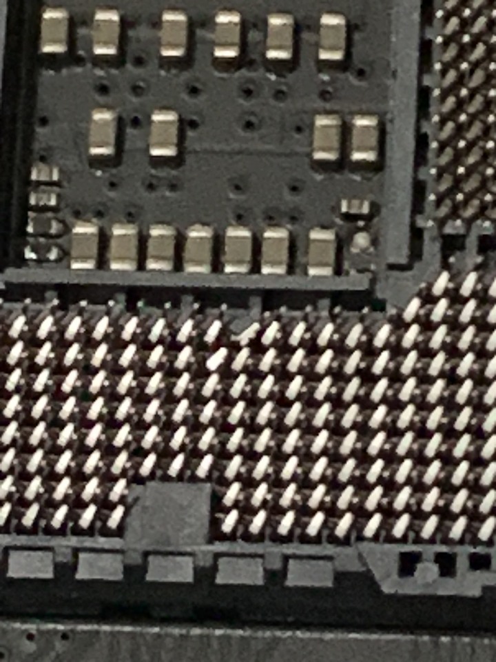 [請益] 蝦皮買了一塊主機板，發現腳座針腳小歪斜