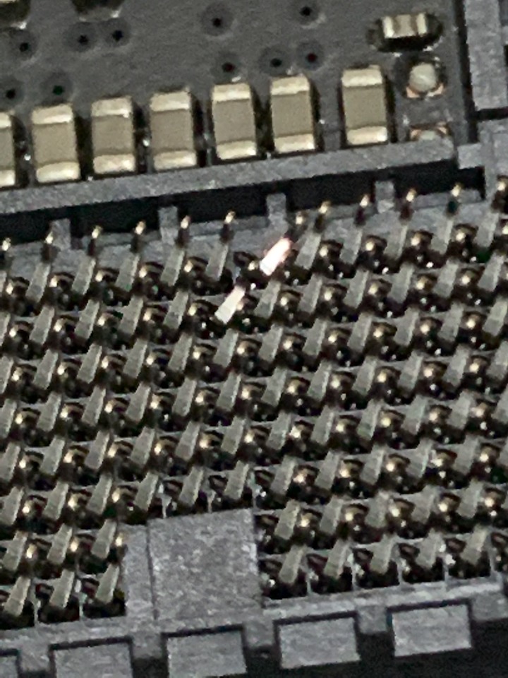 [請益] 蝦皮買了一塊主機板，發現腳座針腳小歪斜