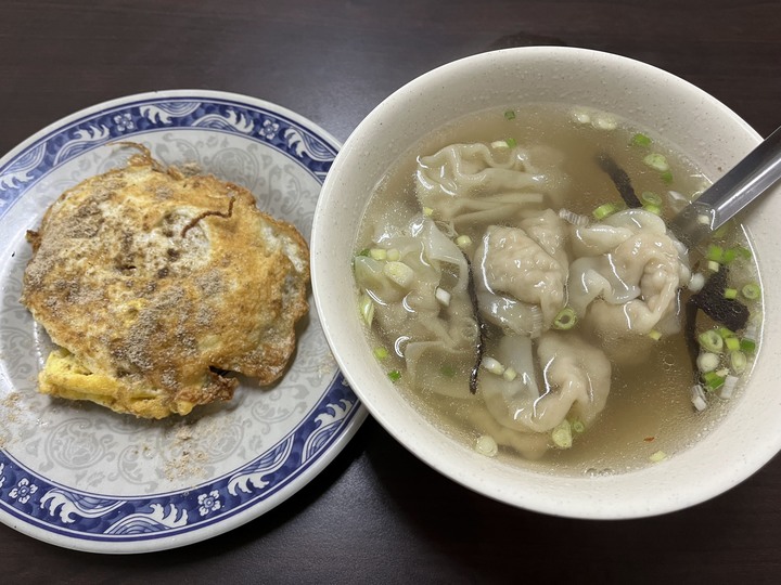 [食記] 周家女兒蔥油餅，台灣基隆暖暖，夠味蔥油餅加蛋搭配香Q餛飩湯
