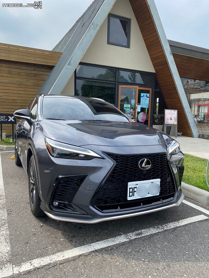 點我看大圖 【拍拍照】嘉義民雄星巴克 Ft. Lexus NX 350 F Sport