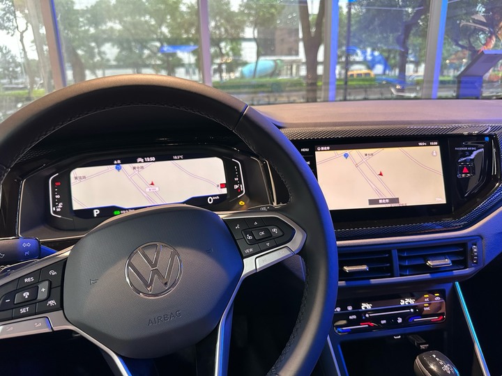點我看大圖 回原廠保養賞個POLO,不該亂看車的…