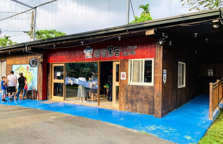 海盜村一泊四食,度假、玩樂一站滿足│不老玩家、親子客最佳遊樂園,恰到好處的刺激,找回久違童心與安全溜小孩的不二之選│還有超多3D立體彩繪、歐風童話小屋,網美、文青拍照打卡也適合│