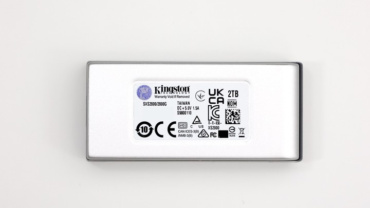 點我看大圖 Kingston XS2000 極速 USB3.2 Gen2 x2 20Gbps 卻有極致小巧體積。有機會與 Thunderbolt 一戰?