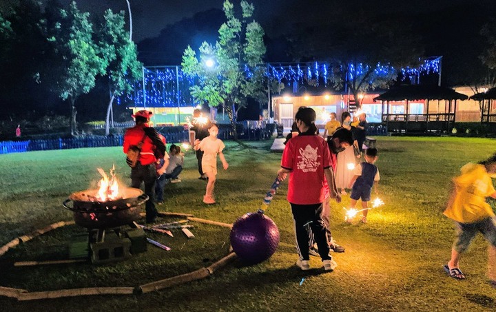 海盜村一泊四食,度假、玩樂一站滿足│不老玩家、親子客最佳遊樂園,恰到好處的刺激,找回久違童心與安全溜小孩的不二之選│還有超多3D立體彩繪、歐風童話小屋,網美、文青拍照打卡也適合│