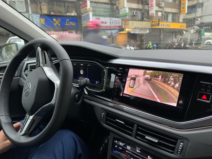 點我看大圖 回原廠保養賞個POLO,不該亂看車的…