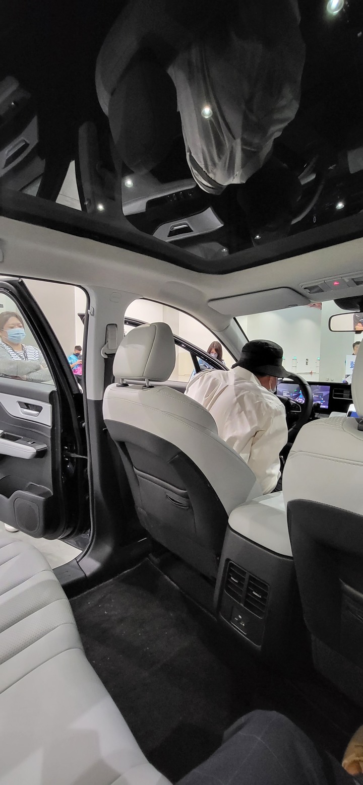 鴻海科技日新發表車款照片分享