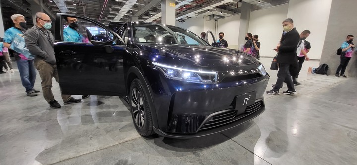 鴻海科技日新發表車款照片分享