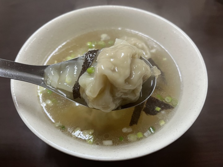[食記] 周家女兒蔥油餅，台灣基隆暖暖，夠味蔥油餅加蛋搭配香Q餛飩湯